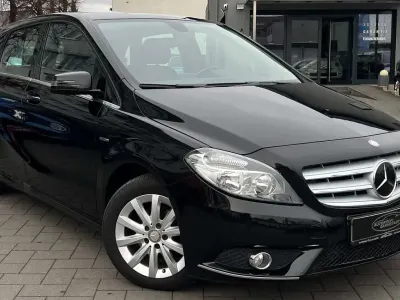 Gebraucht Mercedes B180 122 PS (89 kW) 2012 Kosmosschwarz  metalliclack Kleinwagen
