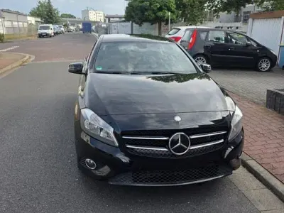 Gebraucht Mercedes A180 122 PS (89 kW) 2015 Schwarz Kleinwagen