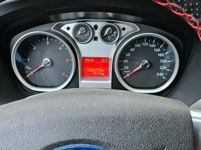 Gebraucht Ford Focus 109 PS (80 kW) 2010 Rot Kombi