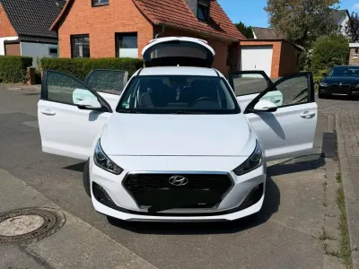 Gebraucht Hyundai i30 Trend 99 PS (72 kW) 2019 Weiß Limousine