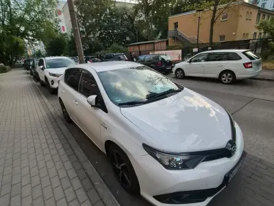 Gebraucht Toyota Auris Hybrid Team 136 PS (100 kW) 2018 Weiß Kleinwagen