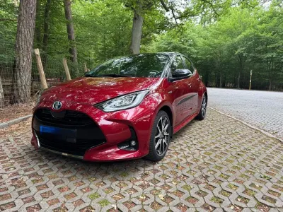 Gebraucht Toyota Yaris Hybrid Comfort 92 PS (67 kW) 2021 Rot Limousine
