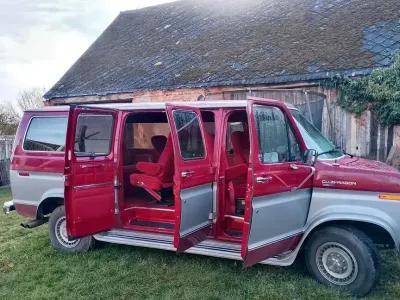 Używany Ford Econoline 286 KM (210 kW) 1988 Czerwony Minivan
