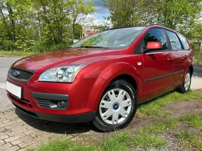 Używany Ford Focus Fun X 101 KM (74 kW) 2006 Czerwony Sedan/Limuzyna