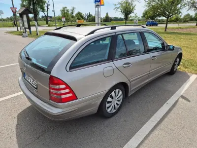 Gebraucht Mercedes C180 Avantgarde 143 PS (105 kW) 2003 Gold Limousine