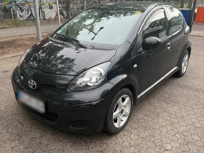 Gebraucht Toyota Aygo 68 PS (50 kW) 2011 Schwarz Kleinwagen