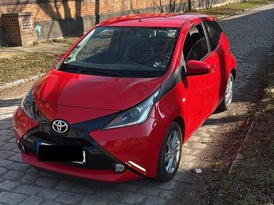 Gebraucht Toyota Aygo X-play 69 PS (50 kW) 2016 Rot Kleinwagen