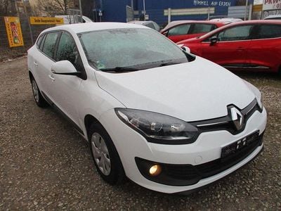 Weiß Gebraucht 2016 Renault Mégane III Authentique Limousine | 5.490 € (Fairer Preis)