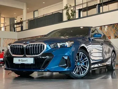 Gebraucht BMW 550e M Sport 489 PS (359 kW) 2024 Blau Limousine