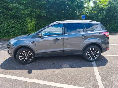 Gebraucht Ford Kuga Titanium 150 PS (110 kW) 2017 Grau SUV