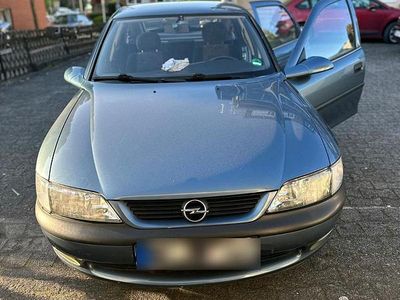 Usata Opel Vectra 101 CV (74 kW) 1998 Blu Berlina