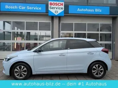 Gebraucht Hyundai i20 Advantage 101 PS (74 kW) 2020 Blau Kleinwagen