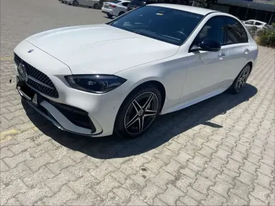 Gebraucht Mercedes C300 258 PS (189 kW) 2024 Weiß Limousine
