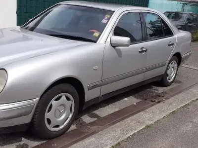 Używany Mercedes E230 Elegance 150 KM (110 kW) 1996 Srebrny Sedan/Limuzyna