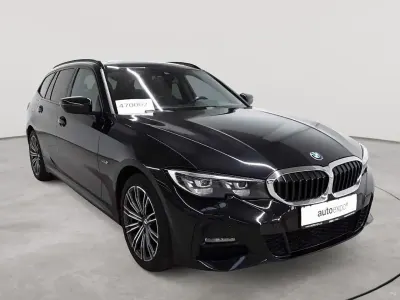 Gebraucht BMW 320e M Sport 163 PS (119 kW) 2022 Saphirschwarz metallic Kombi