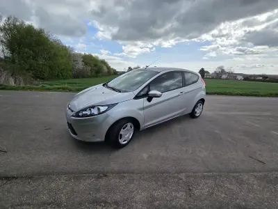 Gebraucht Ford Fiesta 60 PS (44 kW) 2010 Silber Kleinwagen