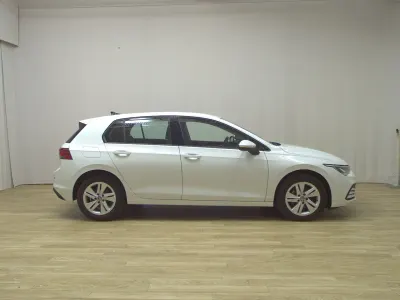 Second-hand VW Golf VIII Life 150 CP (110 kW) 2023 Alb Berlinǎ