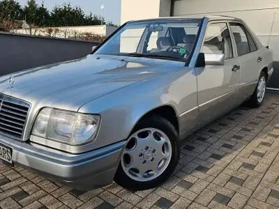 Gebraucht Mercedes E200 75 PS (55 kW) 1995 Silber Limousine