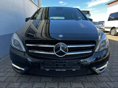 Gebraucht Mercedes B180 122 PS (89 kW) 2012 Kosmosschwarz  metalliclack Kleinwagen
