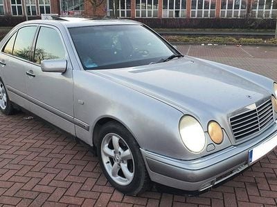 Silber Gebraucht 1996 Mercedes E290 Limousine | 4.299 €