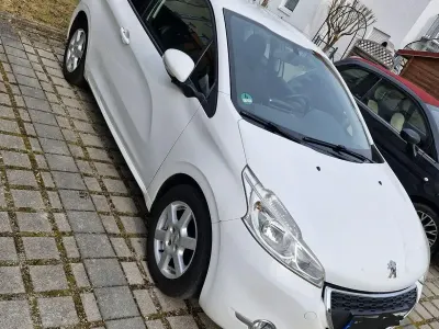 Gebraucht Peugeot 208 Active 82 PS (60 kW) 2013 Weiß Kleinwagen