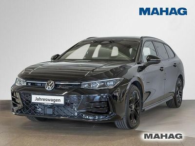 Gebraucht VW Passat R-line 177 PS (130 kW) 2024 Grenadillschwarz metallic Kombi