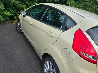 Gebraucht Ford Fiesta 97 PS (71 kW) 2009 Gold Kleinwagen