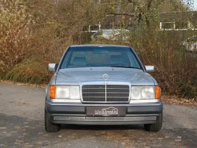 Gebraucht Mercedes E220 150 PS (110 kW) 1992 Silber Limousine