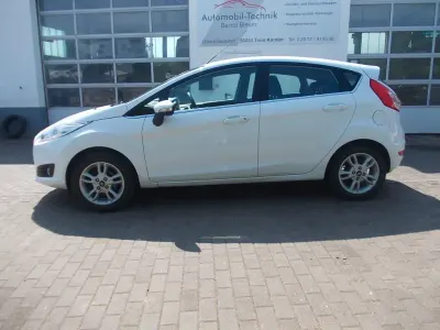 Gebraucht Ford Fiesta Titanium 101 PS (74 kW) 2017 Weiß Kleinwagen