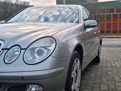 Grau Gebraucht 2004 Mercedes E200 Limousine | 5.000 € (Fairer Preis)