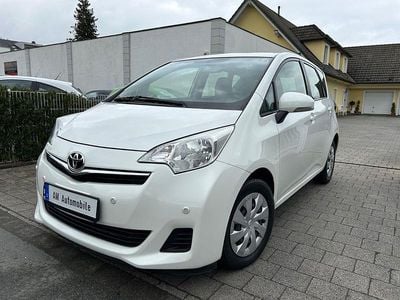 Gebraucht Toyota Verso-S Life 99 PS (72 kW) 2013 Weiß Van / Kleinbus