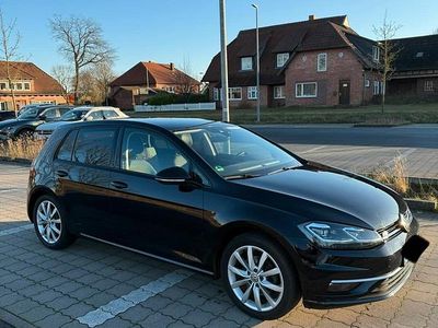Schwarz Gebraucht 2018 VW Golf VII Highline Kleinwagen | 14.999 € (Etwas zu teuer)