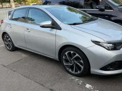 Gebraucht Toyota Auris Design 111 PS (81 kW) 2015 Silber Limousine
