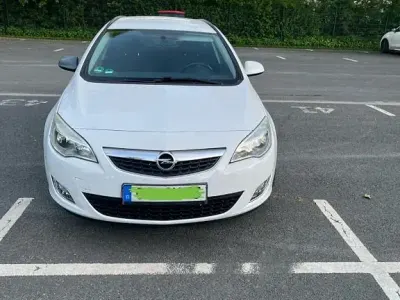 Używany Opel Astra Design Edition 101 KM (74 kW) 2011 Biały Kombi