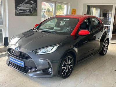 Gebraucht Toyota Yaris Hybrid 116 PS (85 kW) 2021 Marlin grau / rot Limousine