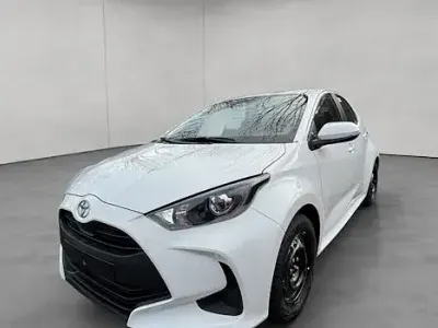 Neu Toyota Yaris Hybrid Comfort 116 PS (85 kW) 2025 Weiß Limousine