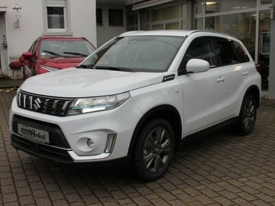 Gebraucht Suzuki Vitara Comfort 102 PS (75 kW) 2023 Pearl cool white metallic (metallic) SUV