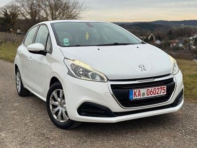 Weiß Gebraucht 2015 Peugeot 208 Active Kleinwagen | 4.999 € (Guter Preis)
