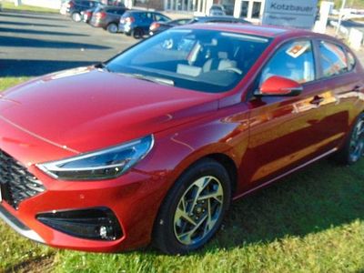Neu Hyundai i30 101 PS (74 kW) 2025 Rot Limousine