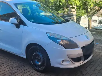 Gebraucht Renault Scénic III 149 PS (109 kW) 2011 Weiß Van / Kleinbus