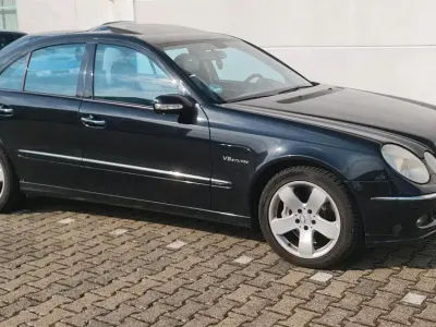 Używany Mercedes E420 314 KM (230 kW) 2006 Czarny Sedan/Limuzyna