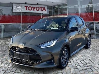 Braun Gebraucht 2024 Toyota Yaris Hybrid Plus Limousine | 24.990 € (Guter Preis)