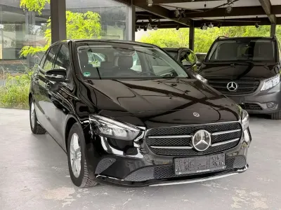 Używany Mercedes B200 Style 150 KM (110 kW) 2019 Czarny Minivan