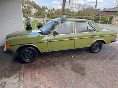 Usata Mercedes 200 109 CV (80 kW) 1981 Verde Berlina