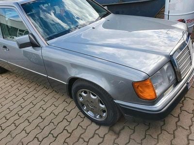 Grau Gebraucht 1991 Mercedes E230 Limousine | 13.450 €
