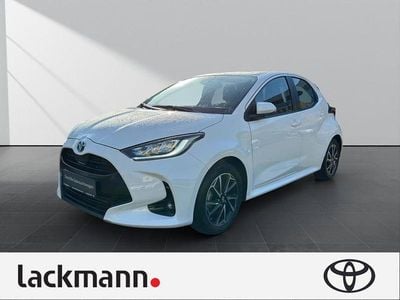 Pure) white ii (weiss Gebraucht 2022 Toyota Yaris Hybrid Team Kleinwagen | 19.990 € (Fairer Preis)