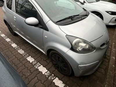 Second-hand Toyota Aygo 71 CP (52 kW) 2006 Argintiu Hatchback