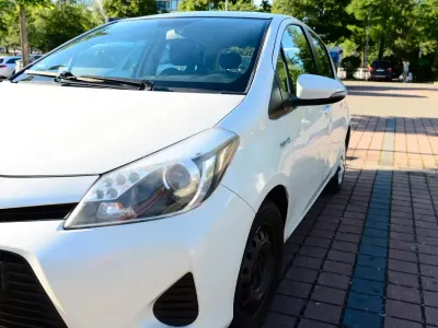 Gebraucht Toyota Yaris Hybrid Life 75 PS (55 kW) 2013 Weiß Kleinwagen