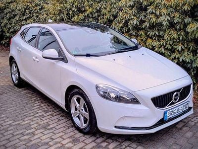 Weiß Gebraucht 2016 Volvo V40 Kinetic Limousine | 11.950 € (Etwas zu teuer)