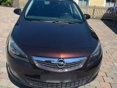 Gebraucht Opel Astra Edition 125 PS (91 kW) 2012 Braun Kombi